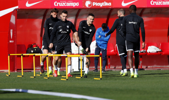 El Sevilla entrena en la ciudad deportiva