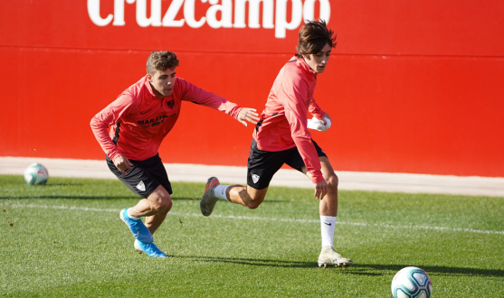 Bryan and Pozo battle for the ball during training