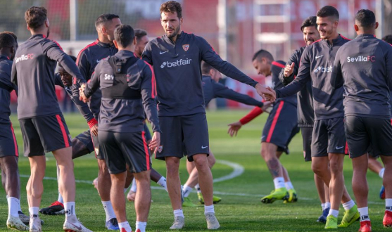 El Sevilla FC entrena en la Ciudad Deportiva a las órdenes de Machín