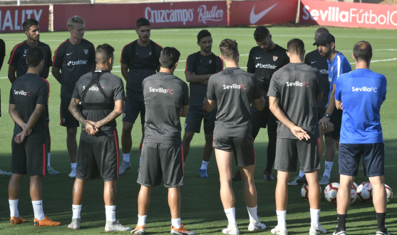Pablo Machín leads his players in training