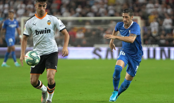 Sergio Escudero en un lance del Valencia CF-Sevilla FC a Ferrán Torres