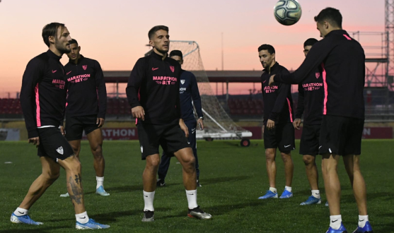 Grupo de jugadores del Sevilla FC en un entrenamiento vespertino en la ciudad deportiva