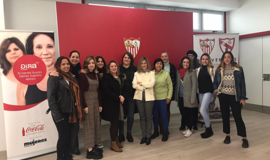 Abonadas sevillistas han participado en el proyecto GIRA Mujeres de Coca-Cola