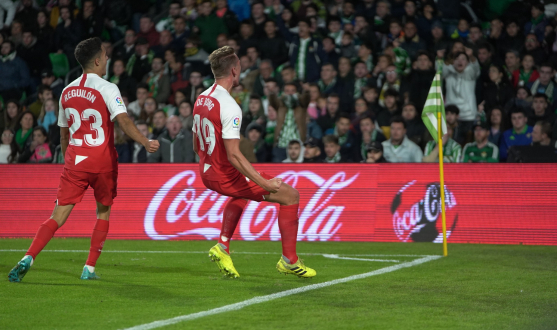 De Jong celebra su gol en el Villamarín