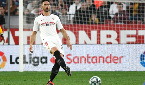Sergi Gómez in action against Deportivo Alavés