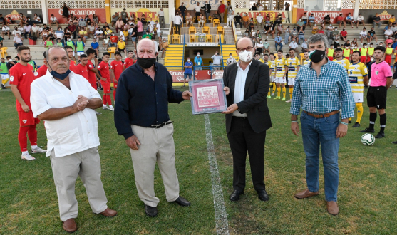 Sevilla FC present a gift at the III Manolo Cardo Trophy