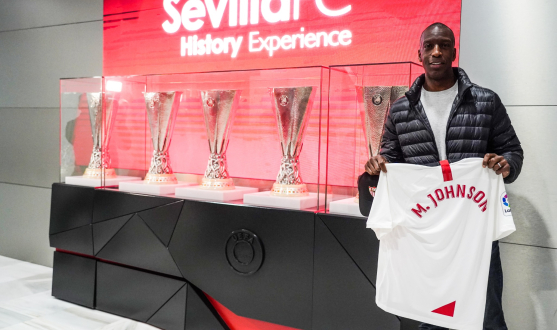 Michael Johnson posa con la camiseta del Sevilla FC