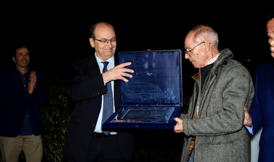 José Castro gives a plaque to José Ángel de la Casa