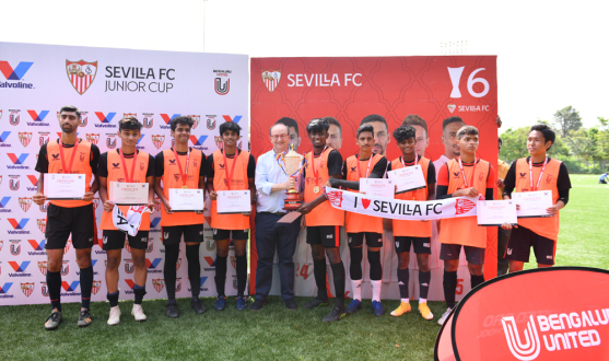 José Castro hands out the trophy to the winners of the Sevilla FC Junior Cup