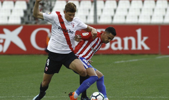 Konyk en un partido con el Sevilla Atlético