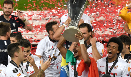 Koundé disfruta, junto a Fernando, de la Copa de la UEFA Europa League