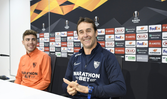 Julen Lopetegui alongside Pozo in the press conference