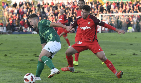 Pepe Mena puts pressure on a Villanovense player