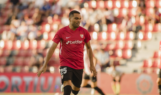 Sevilla FC's Mercado in the warm-up against Vallecas