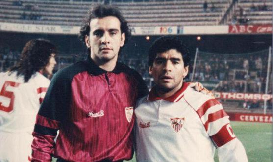 Monchi posa junto a Maradona en un partido de la temporada 92/93