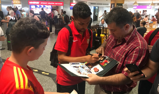 Jesús Navas firma autógrafos en el Aeropuerto de Budapest