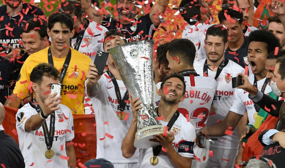 Jesús Navas alza el trofeo de la UEFA Europa League