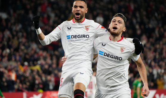 En-Nesyri celebra su gol junto a Lucas Ocampos
