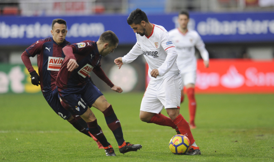 Nolito del Sevilla FC ante la SD Eibar
