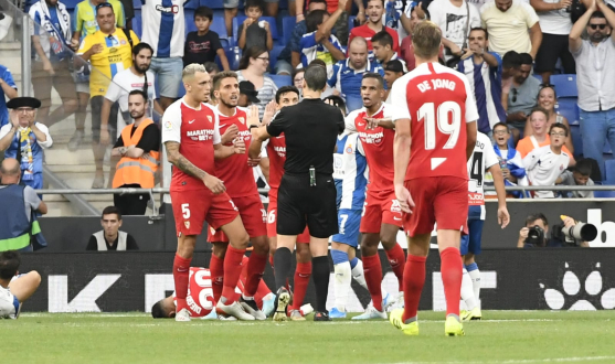 Sevilla FC players argue with the referee in Cornellá-El Prat