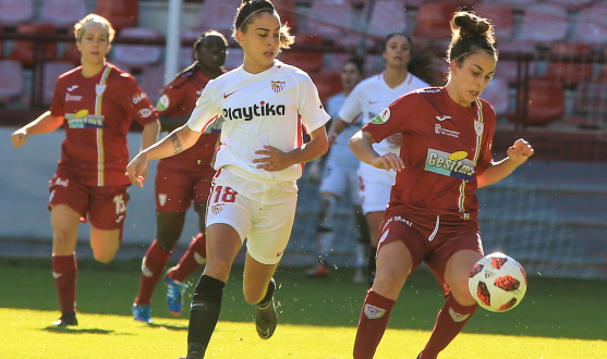 Maca Portales, jugadora del primer equipo femenino del Sevilla FC, pugna por el balón en un lance del partido de octavos de final de la Copa de la Reina, disputado el pasado noviembre en el Municipal de Las Gaunas frente a la EDF Logroño