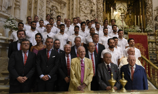 Ofrenda floral del Sevilla FC a la Virgen de los Reyes 