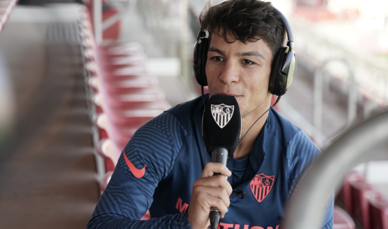 Óliver Torres atiende a SFC Radio en la grada del Estadio Jesús Navas