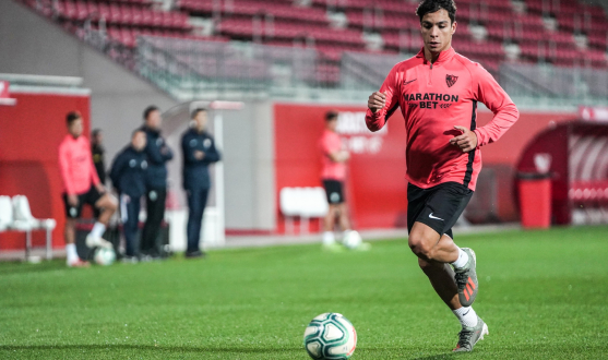 Óliver Torres in training with Sevilla FC