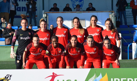 El once inicial del primer equpo femenino del Sevilla FC posa en los prolegómenos del encuentro ante el CD Sporting Club de Huelva en los Campos Federativos de La Orden