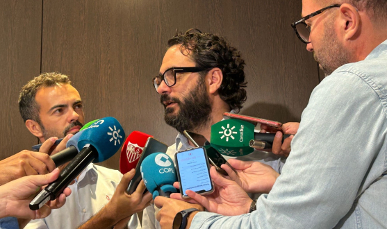 Víctor Orta atiende a los medios de comunicación