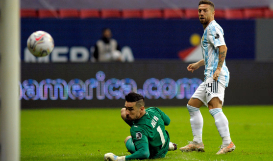 Gol de Papu Gómez con Argentina ante Paraguay