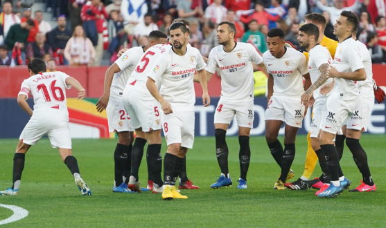 Los jugadores del Sevilla FC, antes de medirse al Alavés