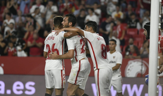 El Sevilla FC celebra un gol ante el Újpest