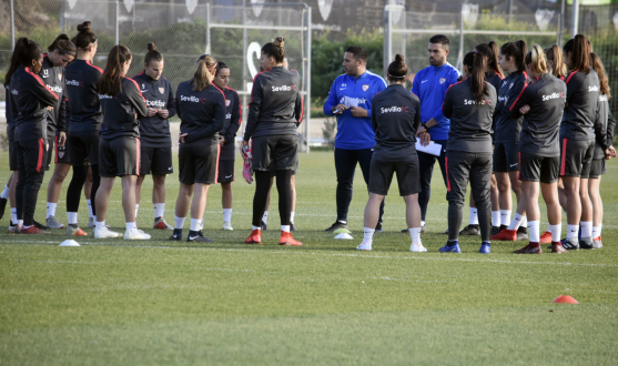 El primer equipo femenino del Sevilla FC atiende a las instrucciones de David Losada, ayudante de Cristian Toro, durante el primer entrenamiento de 2019