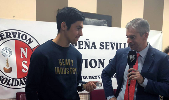 Borja Lasso recibe su galardón de la PS Nervión Solidario