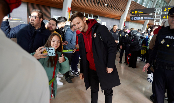 Rakitic with a fan in León airport