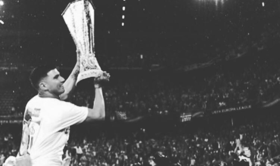 Reyes lifts the Europa League trophy in Basel