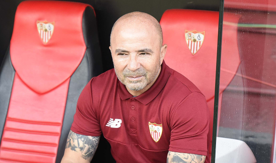 Sampaoli in the home dugout at the Sánchez-Pizjuán
