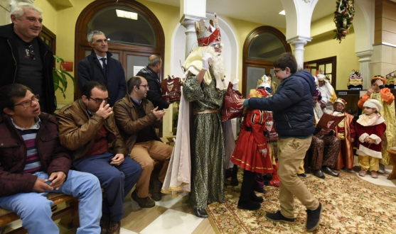 Antonio Álvarez presente en la entrega de regalos de los Reyes Magos en la residencia San Juan de Dios