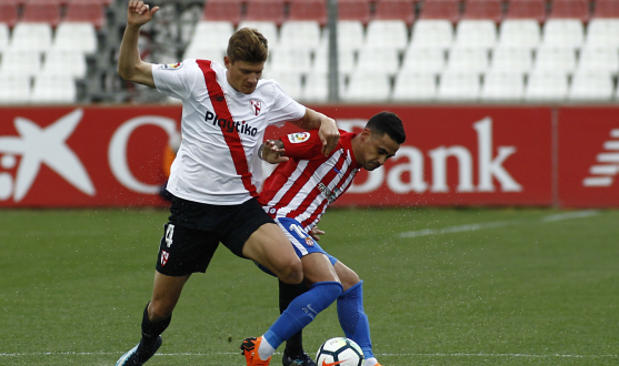 Disputa del balón en el Sevilla Atlético-Sporting