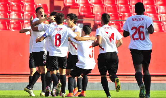 Jugadores del Sevilla Atlético celebran un triunfo