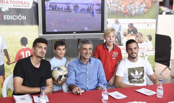 Alex Muñoz, Antonio Álvarez y Pablo Sarabia en la sesión de firmas de la Escuela de Football Antonio Puerta