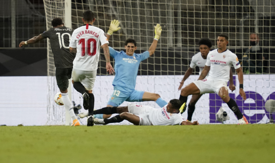 Acción defensiva del Sevilla en la semifinal ante el United