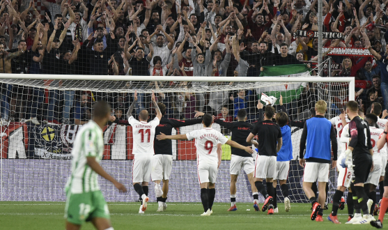 El Sevilla FC celebra la victoria ante el Real Betis