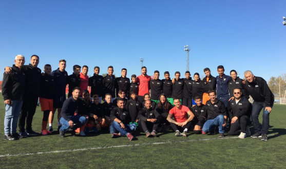 Los jugadores israelíes presencian un entrenamiento en la ciudad deportiva