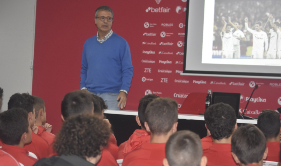 Juan Manuel Ávila da la charla a los infantiles del Sevilla FC