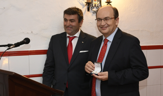 José Castro recibe la insignia de la PS de Umbrete