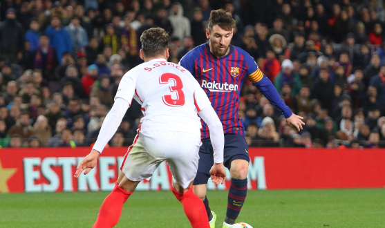 Sergi Gómez frente a Leo Messi