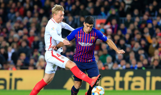 Kjaer fights for the ball against Luis Suárez