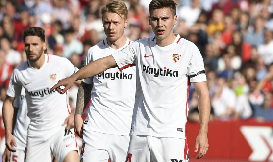 Wöber en un partido con el Sevilla 